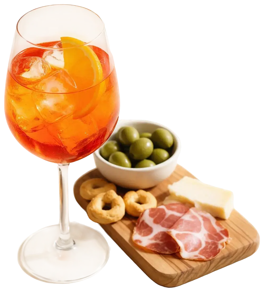 Spritz con ghiaccio e arancia, olive, taralli, salume e formaggio su un tagliere