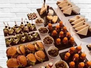 Vassoi da buffet con mini panini, stuzzichini e formaggi