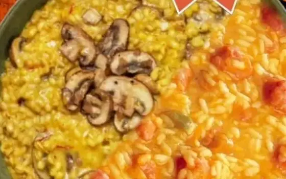 Ciotola di orzotto con zucca, salsiccia e funghi.